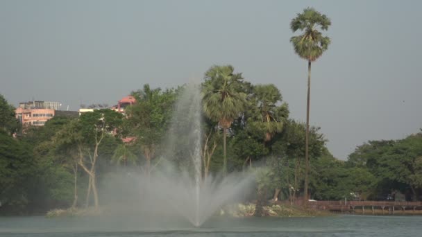 Fuente en el lago Kandawgyi — Vídeo de stock