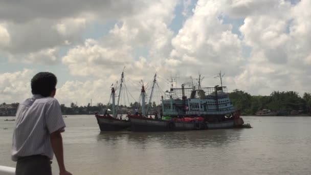 Рыбацкие лодки на реке Иравади — стоковое видео