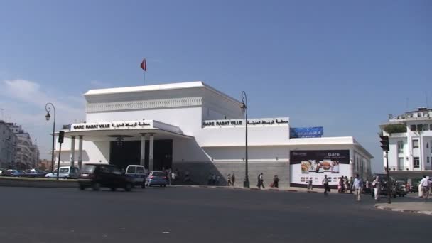 Estación de tren de Rabat, tráfico público — Vídeo de stock