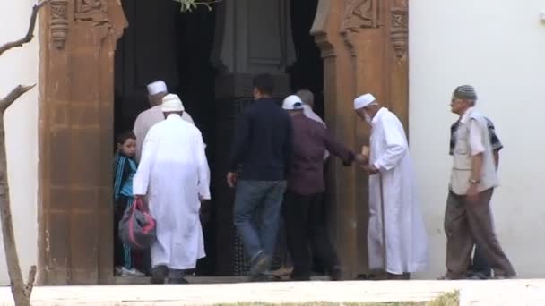 Lidé v mešitě v Sefrou — Stock video