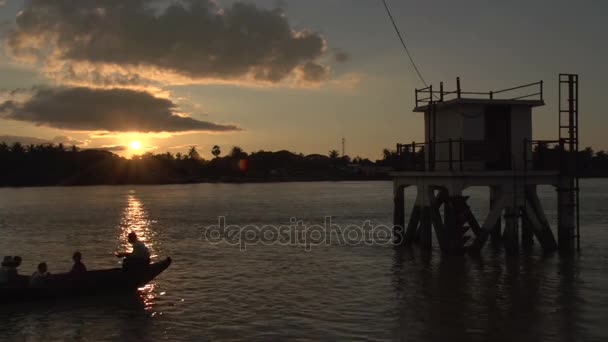 Pathein, το ηλιοβασίλεμα στο ποταμού Irrawaddy — Αρχείο Βίντεο