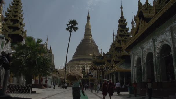 Pessoas passando pelo Pagode Shwedagon — Vídeo de Stock