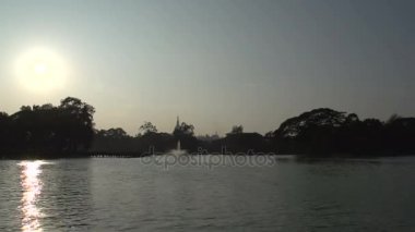Shwedagon Pagoda gün batımında  