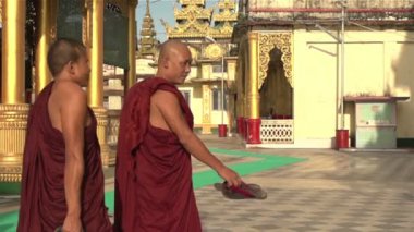 keşiş Shwemokehtaw Pagoda adlı geçmiş yürür