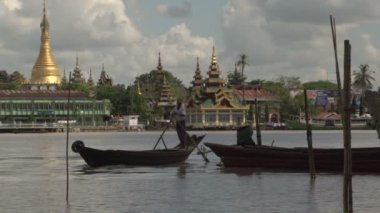 Pathein manzarası önünde deniz araçları
