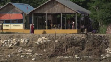 Nehri boyunca balıkçı köyleri