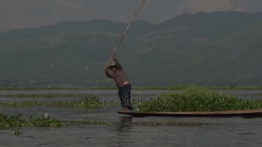 Fisher adam Nehri üzerinde tekne ile