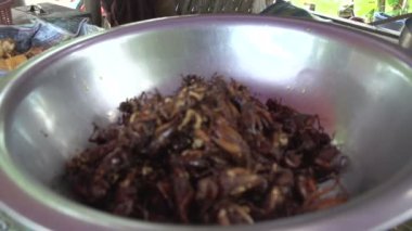 Mandalay, kızarmış böcekler pazarında bir sürü