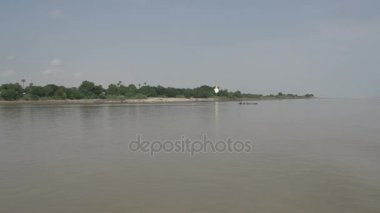 Kargo gemisi tarafından geçen