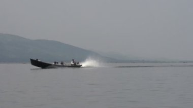 Nyaung Shwe Nehri üzerinde sürme 