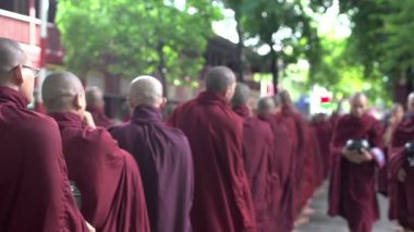 Genç Budist rahipler sokaklarda