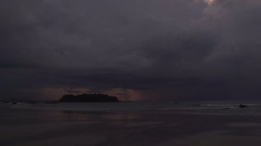Ngwe Saung plaj gün batımında