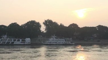 , Mandalay gemisi ile terk