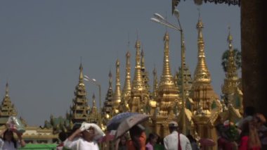 Shwedagon Pagoda tarafından geçen kişiden