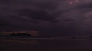 Ngwe Saung plaj gün batımında