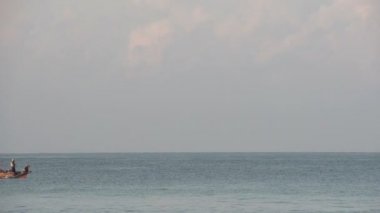 Balıkçı teknesi Bengal Körfezi üzerinde