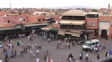 İnsanlar Djemaa el Fna sokaklarında