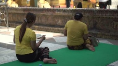  Kadınlar Shwedagon Pagoda adlı dua,