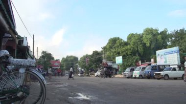 Bagan sokaklarında sabahın erken saatlerinde