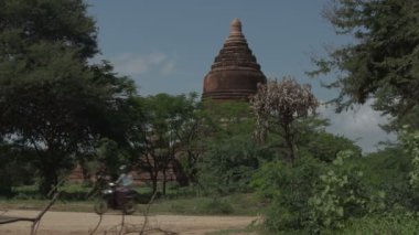 E-bisiklet tarafından geçen kadın