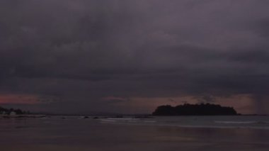 Ngwe Saung plaj gün batımında