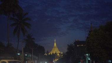 Shwedagon pagoda geceleri  
