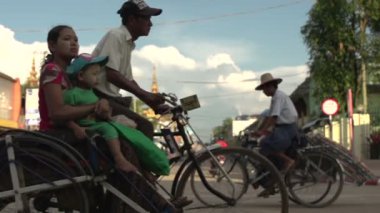 Shwemokehtaw Pagoda Caddesi'nde trafik
