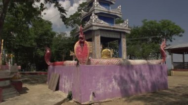 Heykel ve küçük Tapınak