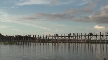 Amarapura, U-bein köprüsünde günbatımı