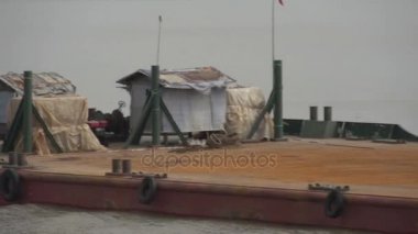 tarafından geçen büyük kargo gemisi