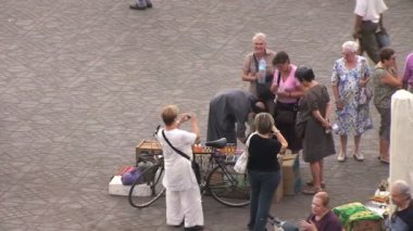 İnsanlar Djemaa el Fna sokaklarında