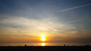 Hollandalı kıyı şeridi, parlak gün batımı 