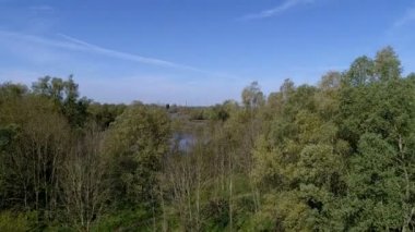 Hollandalı peyzaj üzerinde uçmak 