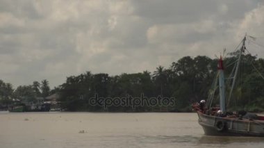 Irrawaddy Nehri'nde tekne