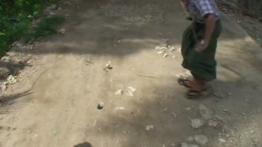 Küçük köyde bilançosu ile oynayan çocuklar