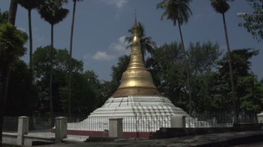 Shwedagon Pagoda tarafından geçen kişiden