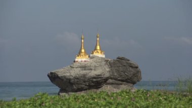 Kyauk Maumghnama pagoda Beach