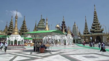 Shwedagon Pagoda tarafından geçen kişiden