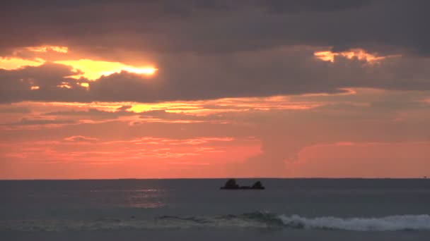 Puesta de sol en la playa de Ngwe Saung — Vídeo de stock