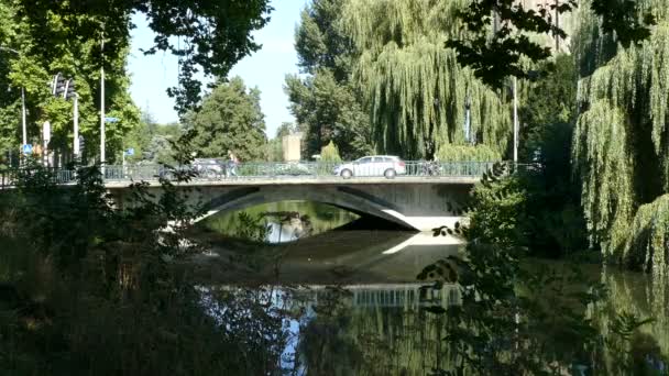 Puente viejo frente a la torre de agua — Vídeos de Stock