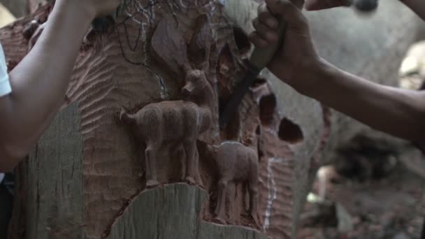 Mandalay Men Cutting Figures Trunk — Stock Video