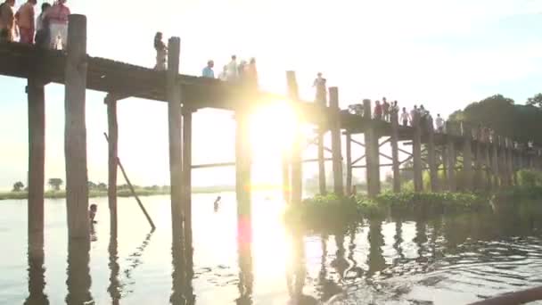 Amarapura, solnedgång på U-bein bridge — Stockvideo