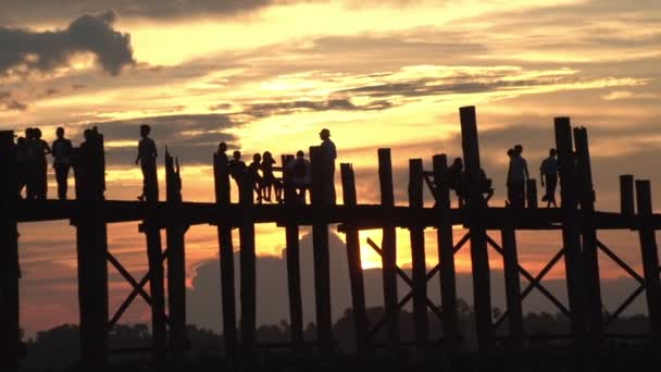 Amarapura, zonsondergang bij U-bein brug — Stockvideo