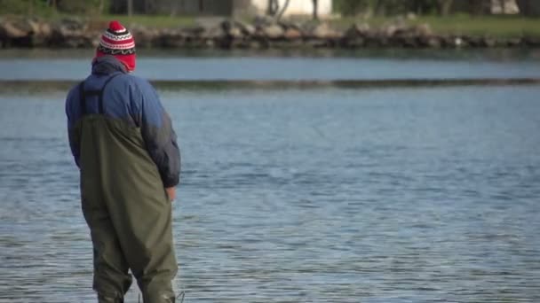 Laguna, fiskare står i vatten — Stockvideo