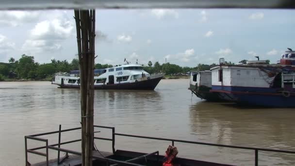 Fiskebåtar vid floden Irrawaddy — Stockvideo