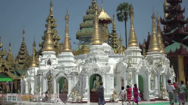 Menschen gehen an der Shwedagon-Pagode vorbei — Stockvideo