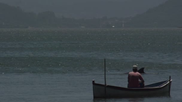 Laguna, rybak w łodzi — Wideo stockowe