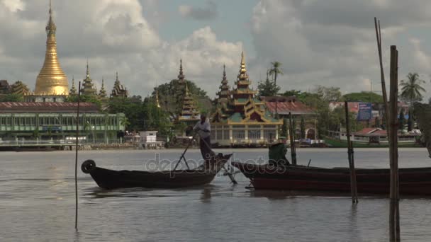 Båtar framför skyline från Patheins — Stockvideo