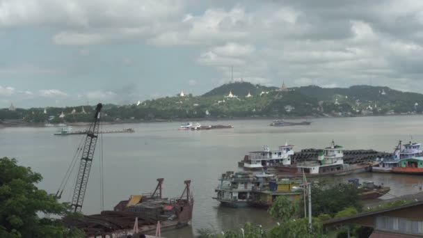De rivier van de overtocht per veerboot — Stockvideo