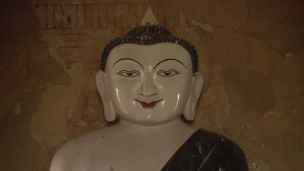 Buddha statue in niche — Stock Video